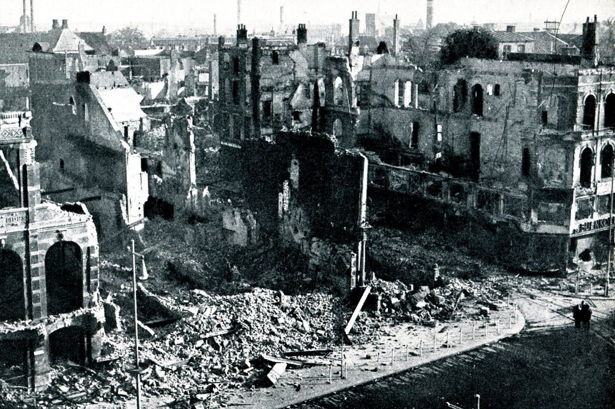 De verwoeste oostzijde van de Grote Markt in 1945 