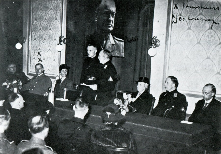 Foto van de inauguratie van Tammens (staand links naast de man met de bril) op 4 maart 1943. Op de achtergrond is het portret van Anton Mussert te zien. De man met de twee sterretjes is Conring, de Duitse commandant van de bezettingstroepen in Groningen.